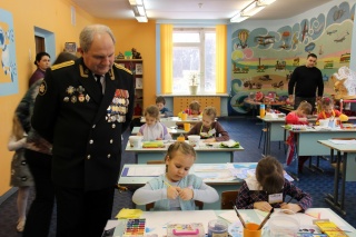 жюри смотрят работу4.jpg жюри смотрят работу4.jpg